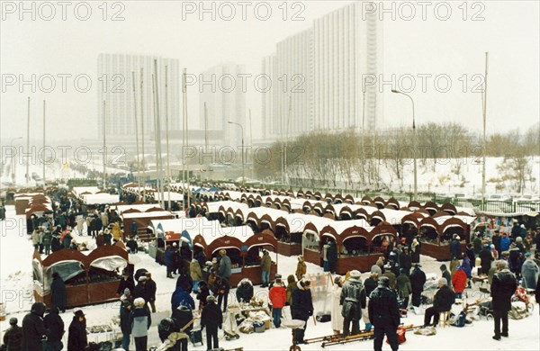 The outdoor market (vernissazh) in izmailovo park, moscow, russia where all sorts of things are sold including soviet souvenirs and various arts and crafts, 1990s.