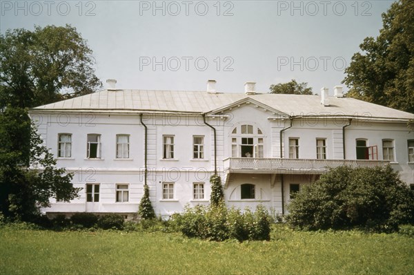 The south facade of the main house of the tolstoy family estate, yasnaya polyana, it was built by tolstoy's grandfather, prince volkonsky.