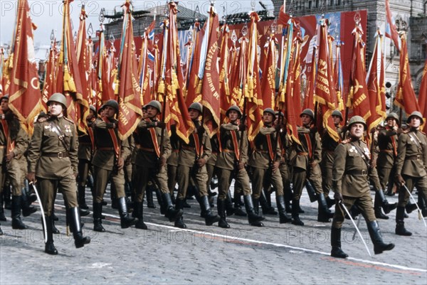 Red army soldiers marching in a military parade in red square on may 9, 1985, moscow, ussr.
