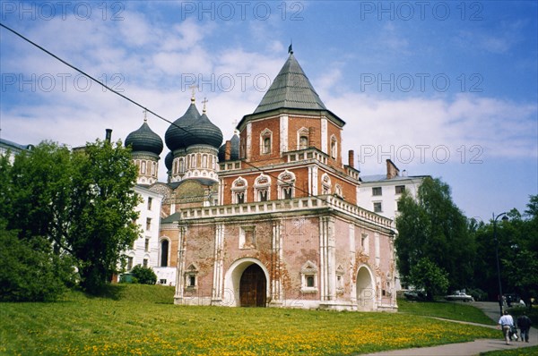 The bridge tower and the protection cathedral in the izmailovo estate (17th century) on isle serebryany, that belonged to tsar alexei mikhailovich, the bridge tower now houses a branch of the state history museum, moscow region of russia, 2004.