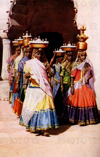 Historical Geography. 1900. India. Indian dancers.