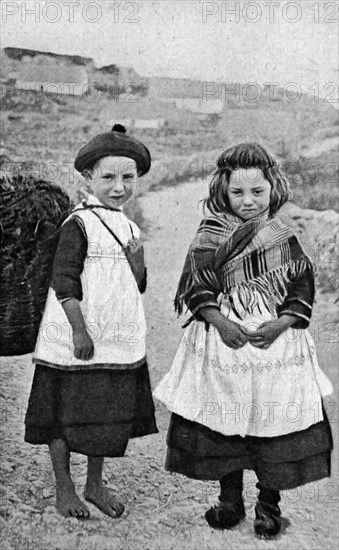Historical Geography. 1900. Ireland. Two Irish mites with their smiling and pensive shyness.