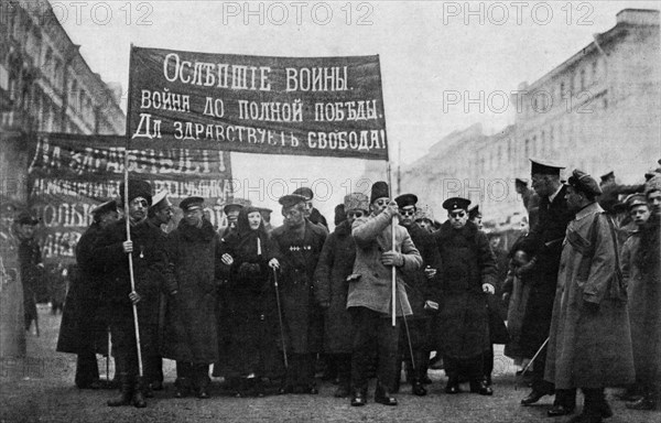 Contre-manifestation patriotique en réponse aux efforts pacifistes des acolytes de Lenine. Des aveugles de la guerre, guidés par une infirmière, promènent dans les rues cette inscription:'La guerre jusqu'à la victorie complète. Vive la Liberté!'. 1917
