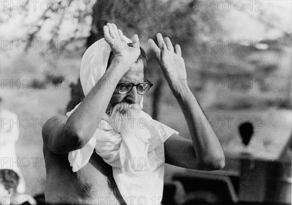 Bhoodan leader Acharya Vinoba Bhave addresses village meeting at Shamalaji in Gujarat brfore his walk tour India1959