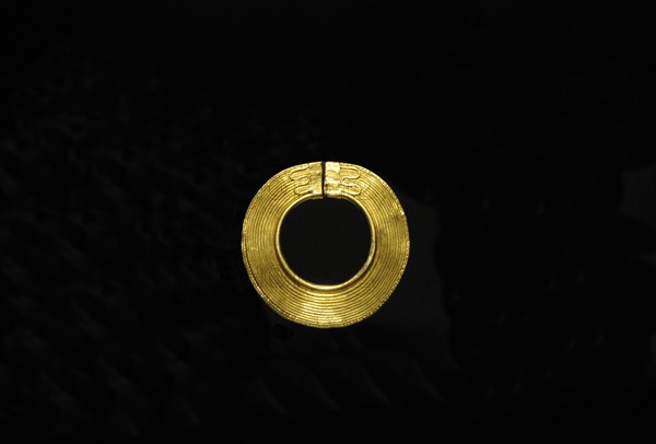 Golden disk, 1000-801 BC