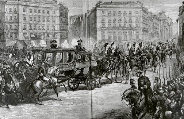 The royal cortege on its way through the Puerta del Sol