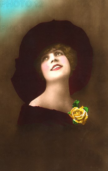 Hat fashion in the 1900s, 1906 ( old postcard )