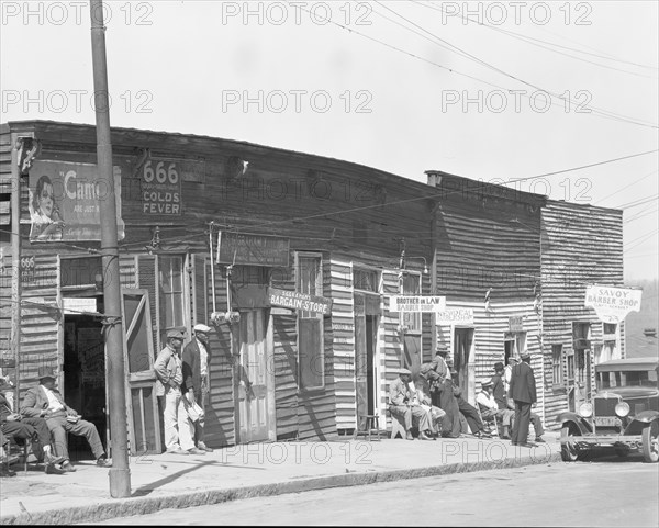 Vicksburg Negroes and shop front. Mississippi