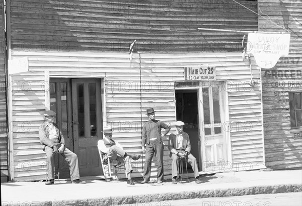 Vicksburg Negroes and shop front. Mississippi