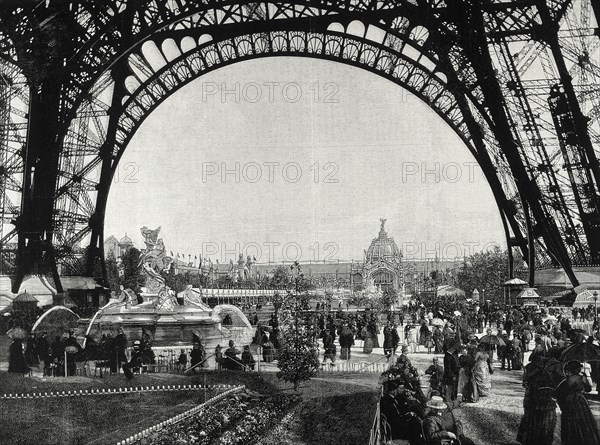 Walk at the foot of the Eiffel Tower.