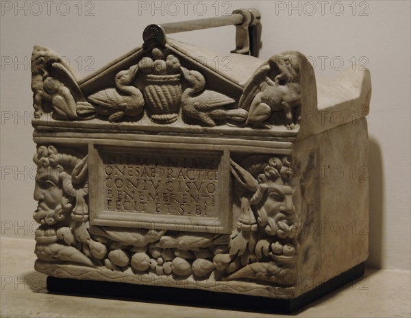 Funeral urn of two slaves.