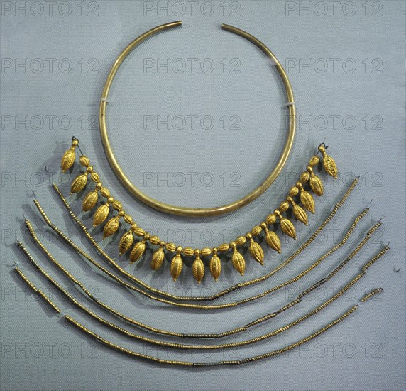 Torque, necklace with pendants and necklace of five strings with seventy-five beads.