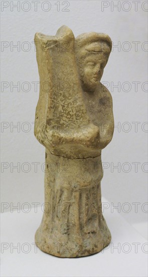 Terracotta figurine representing an harpist.