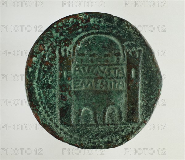 Roman coin. Dupondius. Reverse. Relief depicting the gate of the wall of Augusta Emerita. 1st century BC. Merida. Spain.