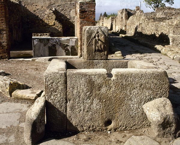 Public fountain in Via Vicolo di Modesto.