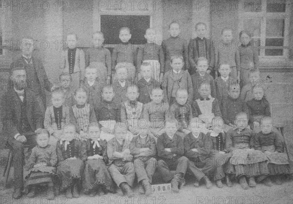 faded class photo of a school class in 1890