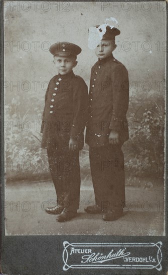 Kinder in Uniform