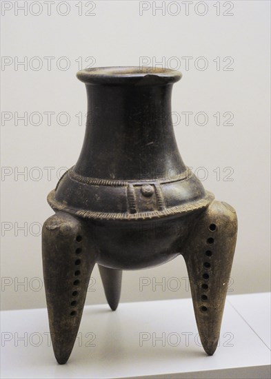 Tripod bowl with rattle-legs