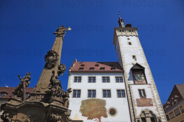 Fountain Vierröhrenbrunnen and building Beim Grafeneckart