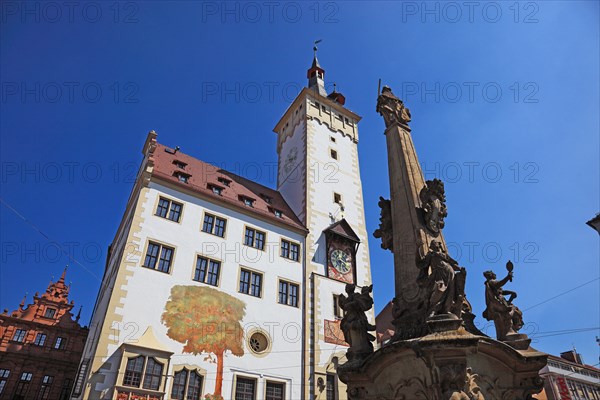 Fountain Vierröhrenbrunnen and building Beim Grafeneckart