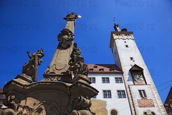 Fountain Vierröhrenbrunnen and building Beim Grafeneckart