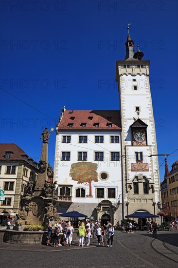 Fountain Vierröhrenbrunnen and building Beim Grafeneckart