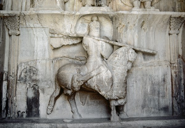 Taq-e Bostan, Large Arch of the Garden, Rock reliefs