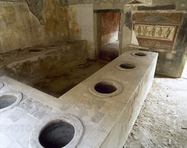 Pompeii. Thermopolium of Asellina