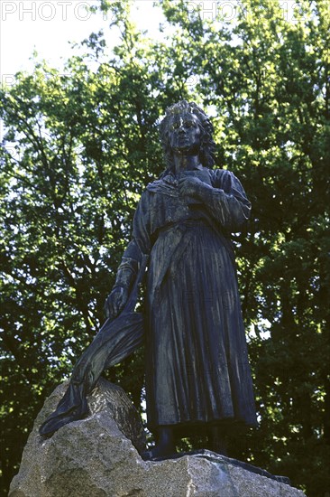 Statue of Lydia Koidula.