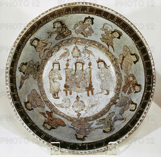 Figurative decoration of the interior of a cup.