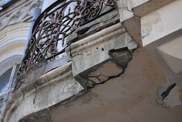 Balcony crackings.