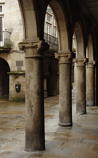 Arches of the Rua do Vilar.