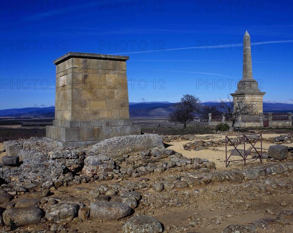 Ruins and the monolith of homage to the city.