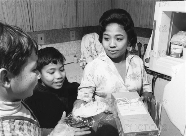 Cecilia Suyat Marshall With Sons