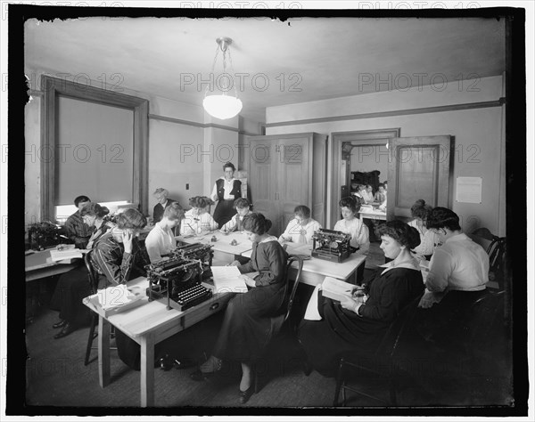 Between 1910 and 1920 - Office with women and typewriters