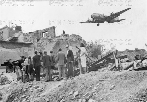 Berlin Residents Watch Airlift