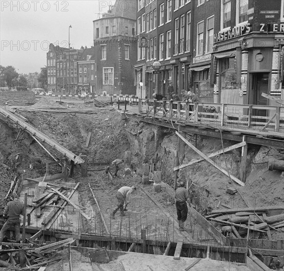 Construction of a pedestrian tunnel at the Kamperbrug opposite the east side of Central Station Date June 18, 1963.