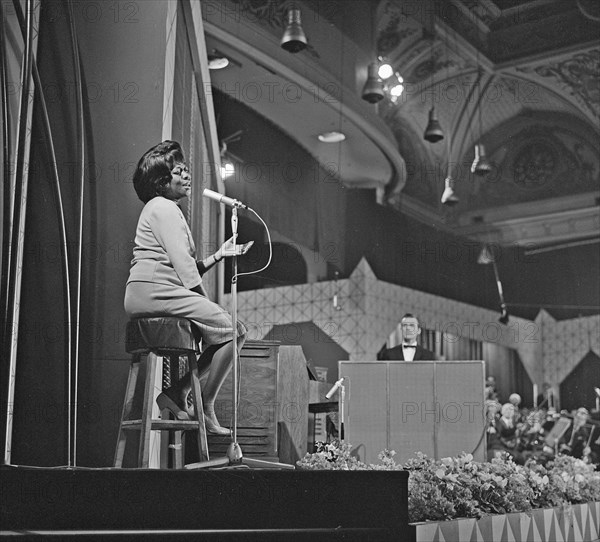 Grand Gala du Disque poplar in Kurhaus in Scheveningen The American jazz singer Sarah Vaughan Date October 13, 1963 / Location Scheveningen, South Holland.