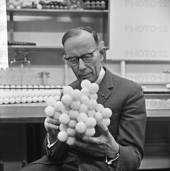 Gold medal for professor Dr. WG Burgers / Description Here in his laboratory / Date December 5, 1963.
