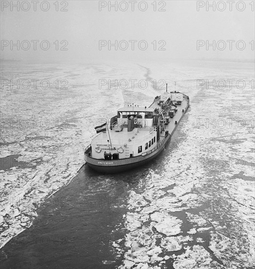 Shipping traffic in difficulties on the IJsselmeer. The 'Amsterdam' tanker was the only one who dared  Date December 16, 1963 / Location IJsselmeer.