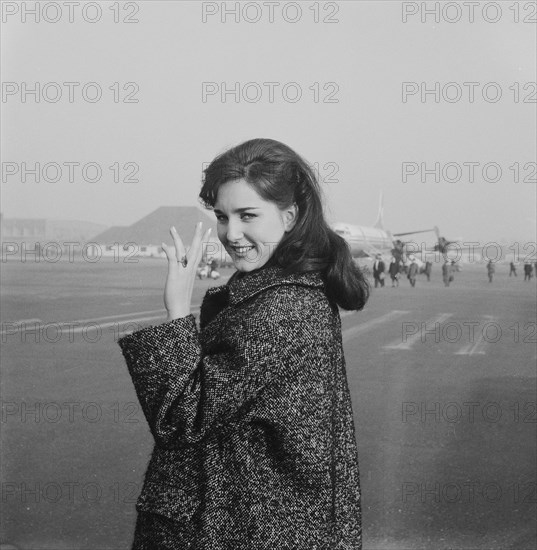 Haarlem singer Shirly Zwerus left to perform in Munich for television, departure at Schiphol Date January 20, 1964 / Location Noord-Holland, Schiphol.