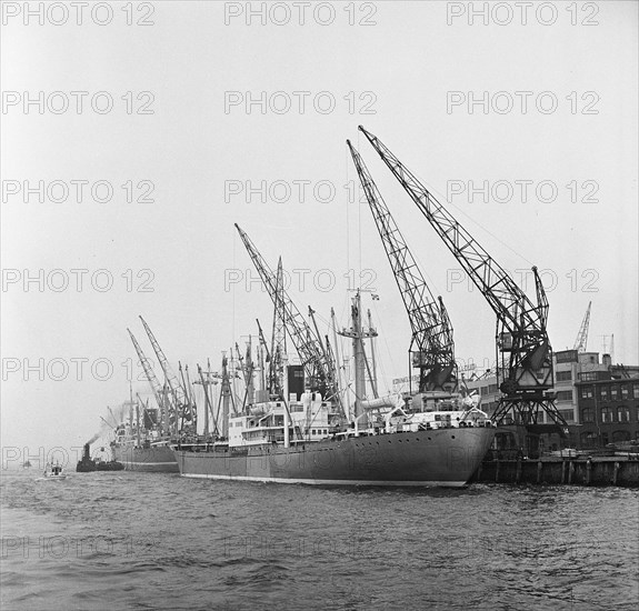 The port of Rotterdam / Date April 22, 1964 / Location Rotterdam, South Holland.