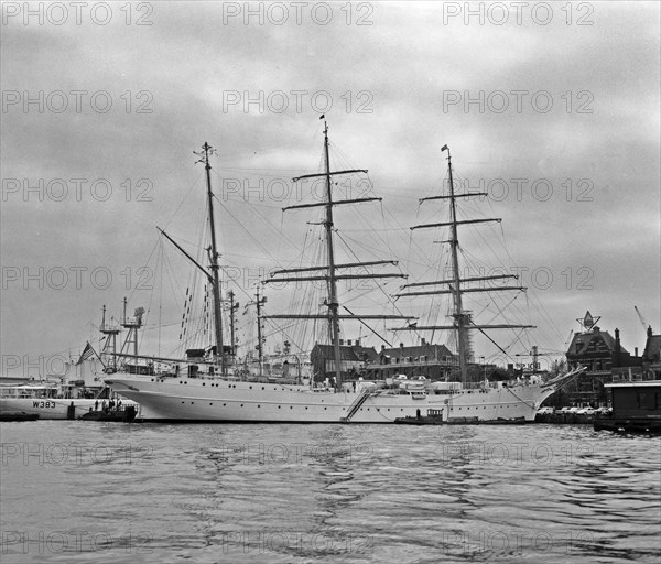 American sailing ship the Driemastbark 'Eagle' for a five-day visit in Amsterdam / Date July 8, 1963 Location Amsterdam, Noord-Holland.