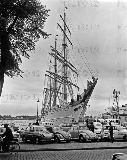 American sailing ship the Driemastbark 'Eagle' for a five-day visit in Amsterdam / Date July 8, 1963 Location Amsterdam, Noord-Holland.