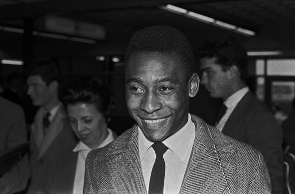 Brazilian football team from Paris arrived at Schiphol. Pele (head) / Date April 29, 1963 / Location Noord-Holland, Schiphol.