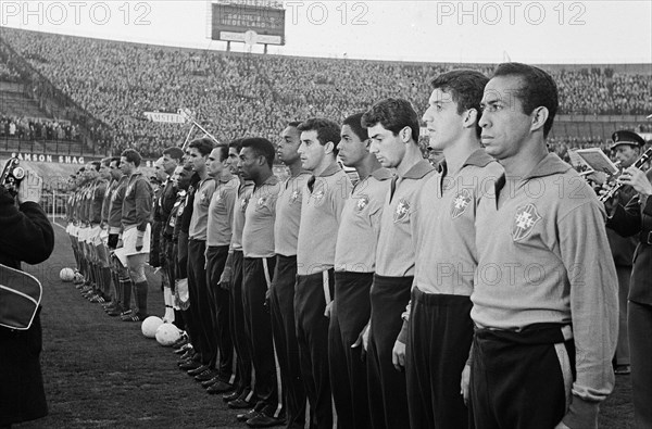 Netherlands against Brazil 1-0. Brazilian and Dutch national team Date May 2, 1963.