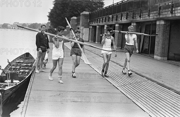 Holiday driving lessons on the Amstel at the Barlage Bridge during the test rowing. The boats are being prepared Date July 19, 1963.