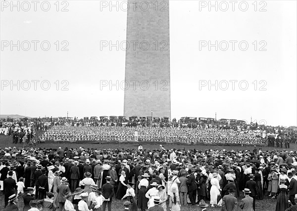 1917 Confederate Reunion - Human flag on Washington Monument grounds .