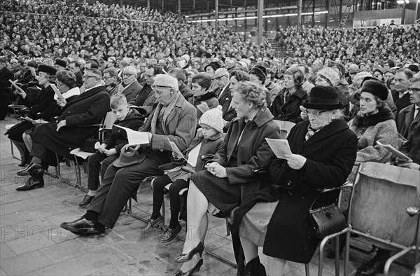 Christmas singing in Rotterdam in the Ahoyhal, overview of crowds / Date December 23, 1963 Location Rotterdam, South Holland.
