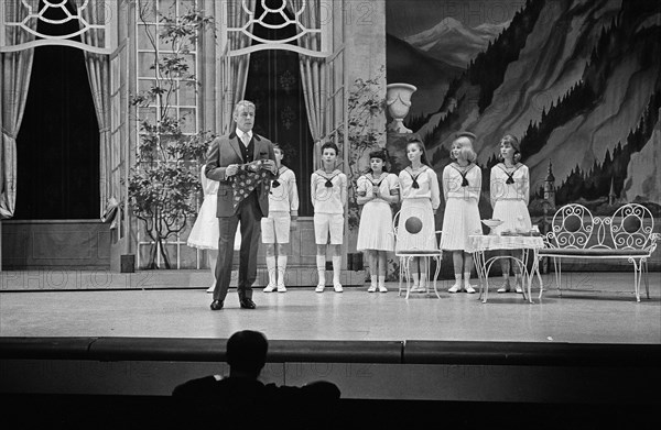 Musical 'The Sound of Music', rehearsal in Carré, Johan Heesters and the children / Date January 22, 1964 Location Amsterdam, Noord-Holland.